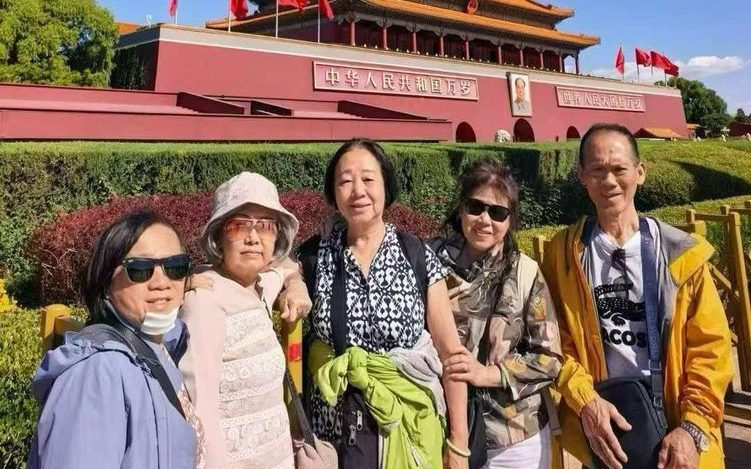 一家人在天安门广场